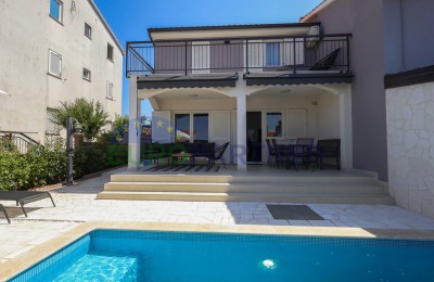 Moderne Doppelhaushälfte mit Pool, 5 km von Poreč entfernt