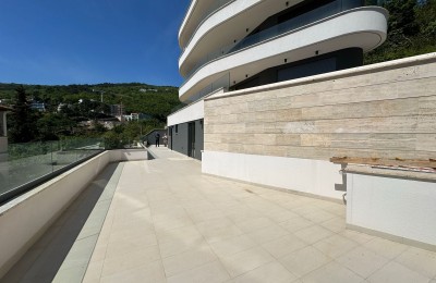 Verkauf von luxuriösen und modern ausgestatteten Apartments in einem Wohngebäude mit Pools auf dem Dach, Opatija!