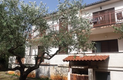 Ein Haus mit zwei Apartments und einem Studio-Apartment in der Nähe von Poreč