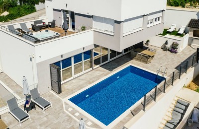 Luxushaus mit Pool in Meeresnähe in Podstrana