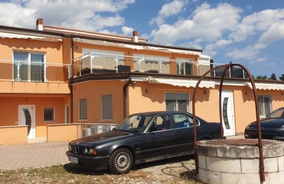 Haus mit Wohnungen und einem Pool !