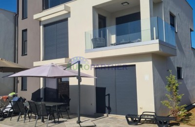 Modernes, neu gebautes Haus mit 2 Wohnungen und Swimmingpool, Umgebung von Poreč