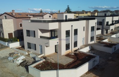 Wohnung im Erdgeschoss mit Garten in einem Neubau, Poreč, 1 km vom Meer entfernt