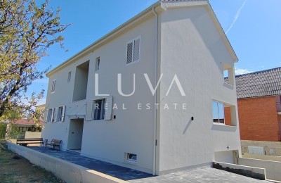 Kaštel Štafilić, Haus 377 m2 mit Wohnungen zum Verkauf