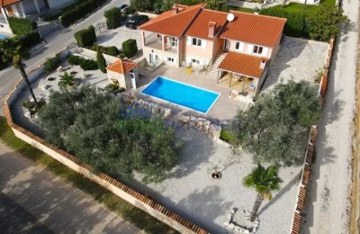 Freistehendes Haus mit Einliegerwohnung und Meerblick, Poreč, Istrien