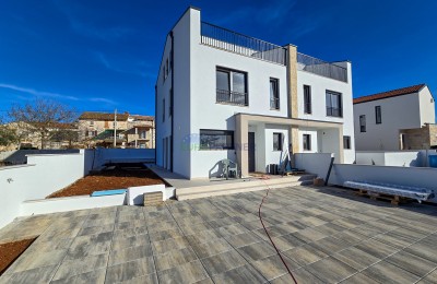 Wunderschönes Doppelhaus mit Meerblick, Poreč
