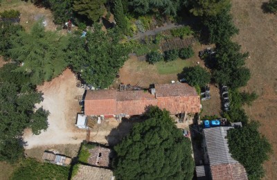 Baugrundstück von 3000 m2 mit einem Haus zur Anpassung, Raum Poreč