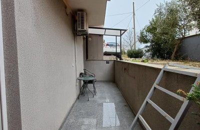 Verkauf einer Wohnung mit Garten, 100 m vom Meer entfernt, Fažana!