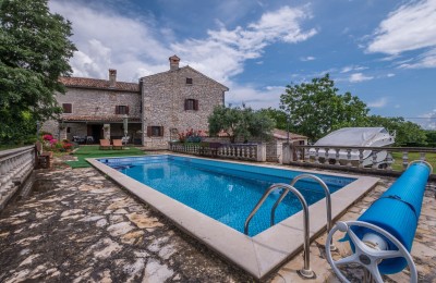 Istrien, Marčana: Steinhaus mit Swimmingpool und großem Garten