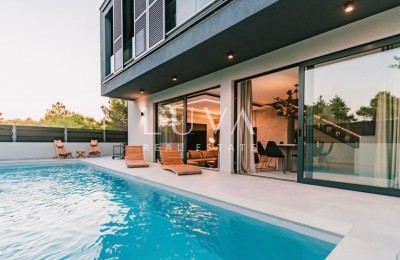 Luxushaus mit Pool in Meeresnähe zu verkaufen, Vodice, Dalmatien