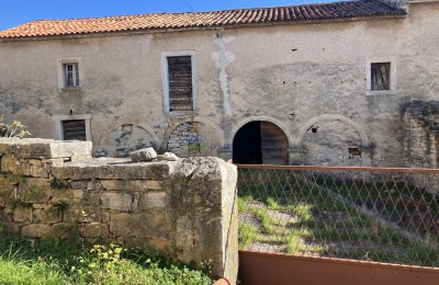 Istrien, Sveti Lovreč, autochthones istrisches Anwesen mit zwei Steinhäusern