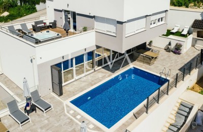 Luxushaus mit Pool in Meeresnähe in Podstrana