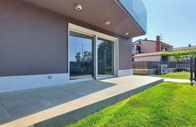 Luxuriöse Wohnung im Erdgeschoss mit Hof, Neubau, Poreč, 1 km vom Meer entfernt