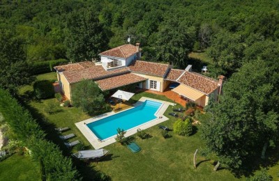 Villa mit einem wunderschönen großen Garten und am Rande der Natur, Poreč, Umgebung