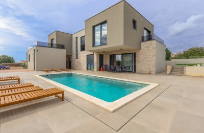 Moderne Villa mit Pool, 7 km vom Zentrum von Poreč entfernt