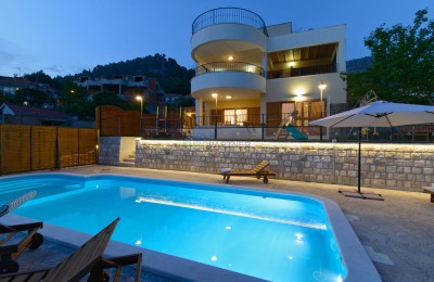 Luxuriös Villa mit schöner Meer blick neben Split, Zu Verkauf