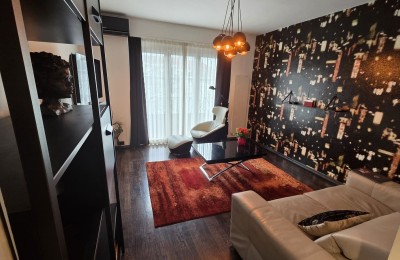 Zagreb, Platz der Französischen Republik, renovierte 55 m² Wohnung, 2 Balkone und Garage