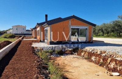 Istrien, Kaštelir, Modernes Erdgeschosshaus mit 92 m² und Pool zu verkaufen
