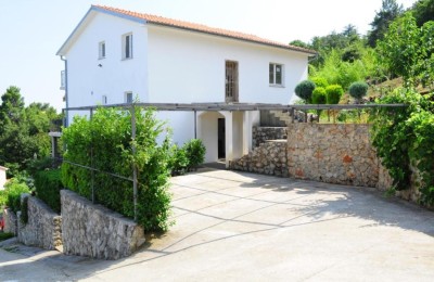 Ein Haus mit Wohnungen zum Verkauf in einem sehr ruhigen Ort mit Panoramablick auf das Meer, Rabac