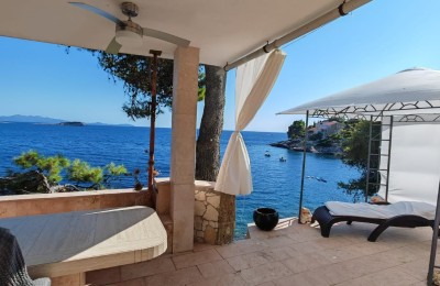 Korčula, Blato, Attraktive Wohnung in erster Reihe zum Meer