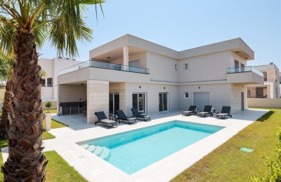 Luxusvilla mit Pool und 5 Schlafzimmer nur 300 m vom Meer