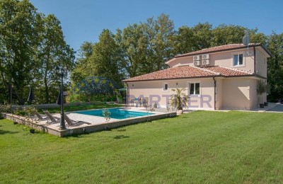 Tinjan – Haus mit Pool am Rande des Dorfes, umgeben von Wald und Grün