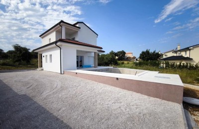 Zum Verkauf steht ein schönes einstöckiges Haus mit Swimmingpool