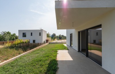 Wohnung im Erdgeschoss mit Garten, 1 km vom Meer entfernt, Raum Poreč