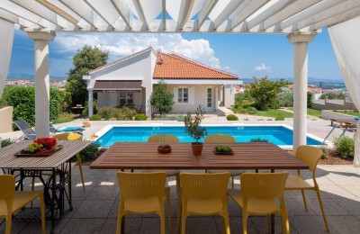 Vodice, luxuriöse Villa mit Pool, designer-möbliert, zu verkaufen