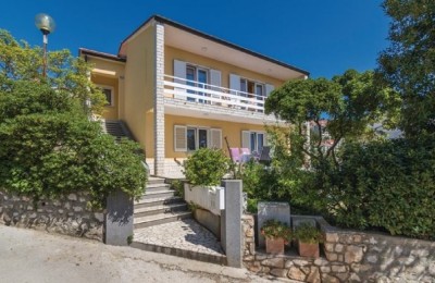 An einem sehr ruhigen Ort mit Blick auf das Meer, Rabac, steht ein Haus mit drei Wohnungen zum Verkauf