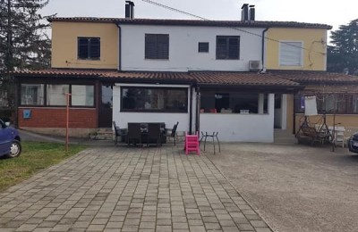 Eine zweistöckige Wohnung in Umag steht zum Verkauf