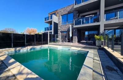 Wunderschöne Wohnung mit Pool, 5 km von Poreč