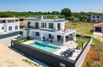 Villa mit Pool, Außenküche und Meerblick.