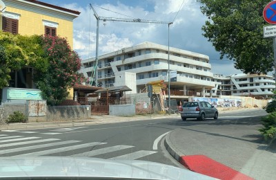 Poreč, im Bau befindliches Wohn- und Geschäftshaus mit Wohnungen und Tiefgaragen