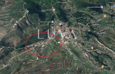 Sinj, Brnaze, baugrundstück mit 1.185 m² und 3 steinhäusern mit einer grundfläche von insgesamt 180 m²