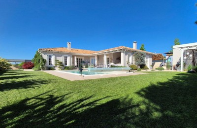 Eine freistehende Villa, die Qualität, Funktionalität und Lage mit freiem Meerblick vereint!