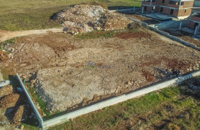 Baugrundstück 1000 m2, in der Nähe von Poreč