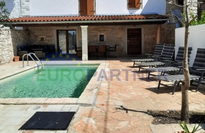 Authentisches istrisches Steinhaus mit Pool – nur 7 km von Poreč und dem Meer entfernt