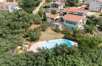 Einfamilienhaus mit Pool und Meerblick, Kaštelir
