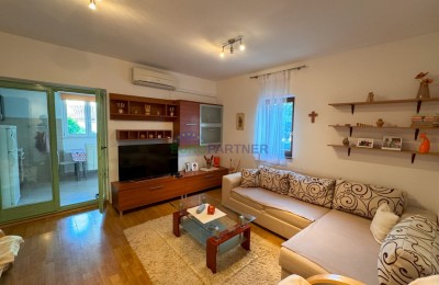 Istrien, Novigrad, eine Wohnung mit Garten in der Nähe des Meeres