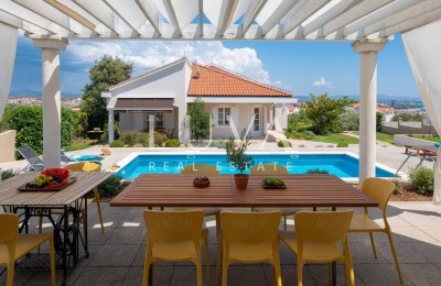 Vodice, luxuriöse Villa mit Pool, designer-möbliert, zu verkaufen