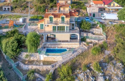 Villa in der Natur an der Quelle des Flusses