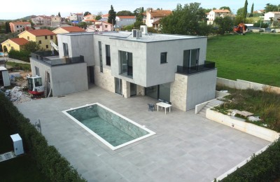 Moderne Villa mit Pool, 7 km vom Zentrum von Poreč entfernt