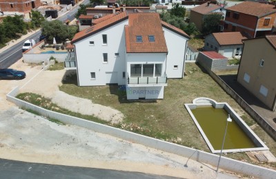 Apartmenthaus mit Meerblick, 10km von Poreč