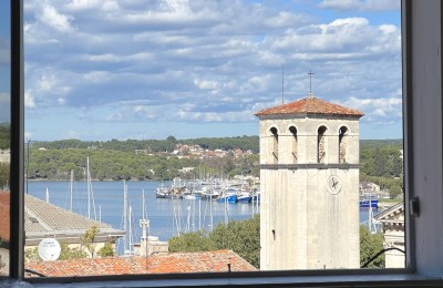 Eine Wohnung zum Verkauf im Zentrum von Pula mit Blick auf die Kathedrale und das Meer.