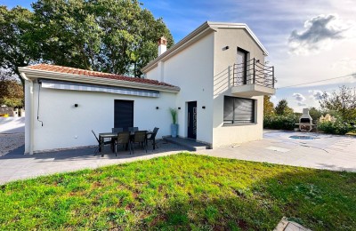 Ein schönes Haus mit Swimmingpool, in der Nähe von Poreč