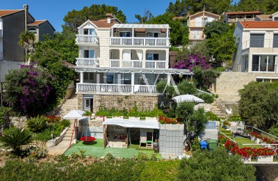Korčula, Vela Luka, Haus mit Apartments direkt am Meer zu verkaufen