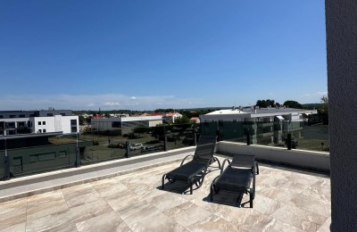 Novigrad, Wohnung zum Verkauf in einem geschlossenen Komplex mit großer Dachterrasse.