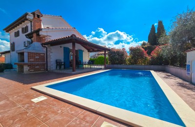 Višnjan, schönes Haus mit Schwimmbad und Außengrill